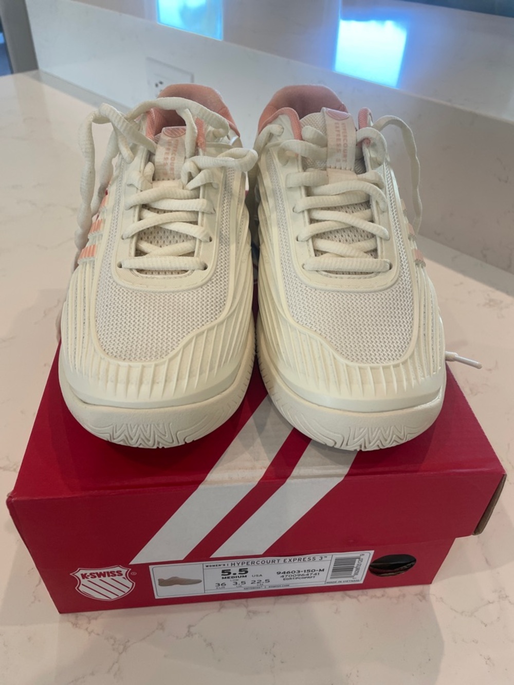 K Swiss tennis court shoe